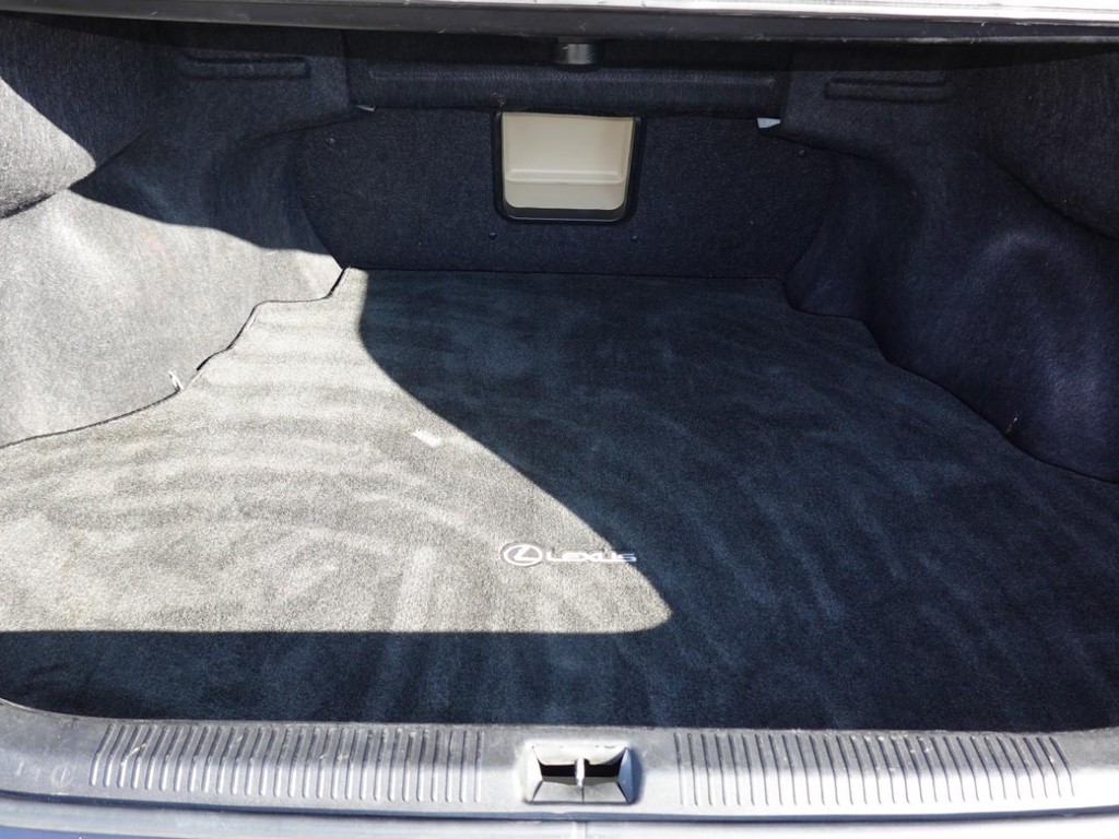 Lexus ES 350 Vehicle Full-screen Gallery Image 26
