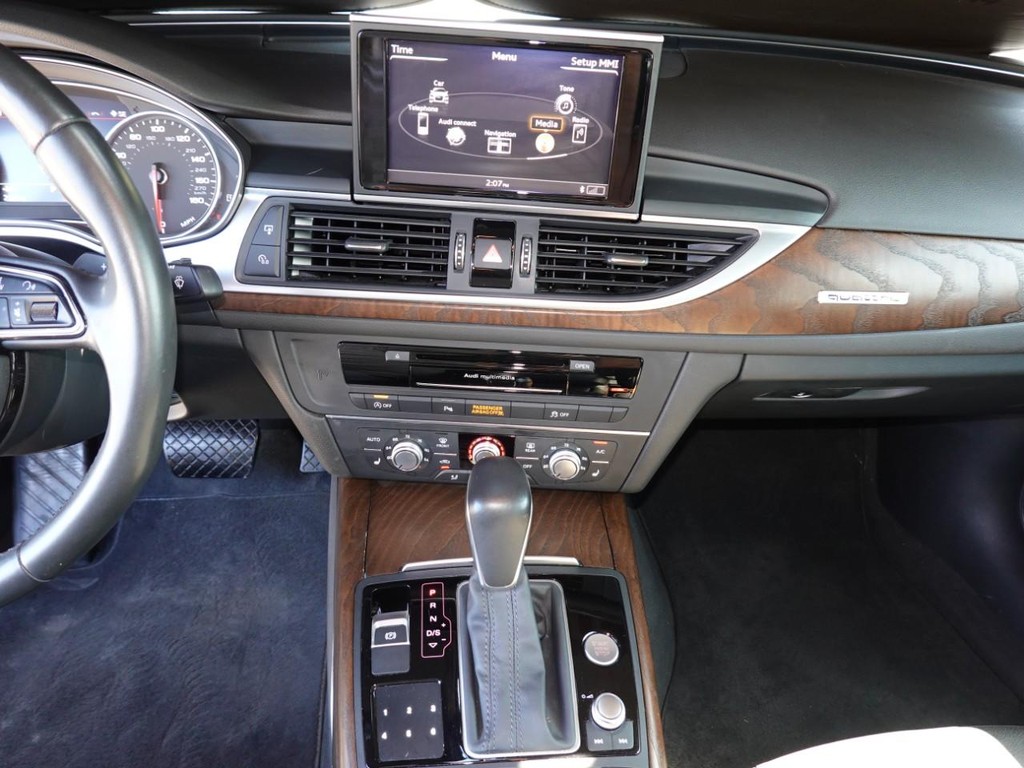 Audi A6 Vehicle Full-screen Gallery Image 14