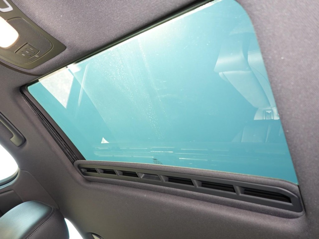 Audi A6 Vehicle Full-screen Gallery Image 17