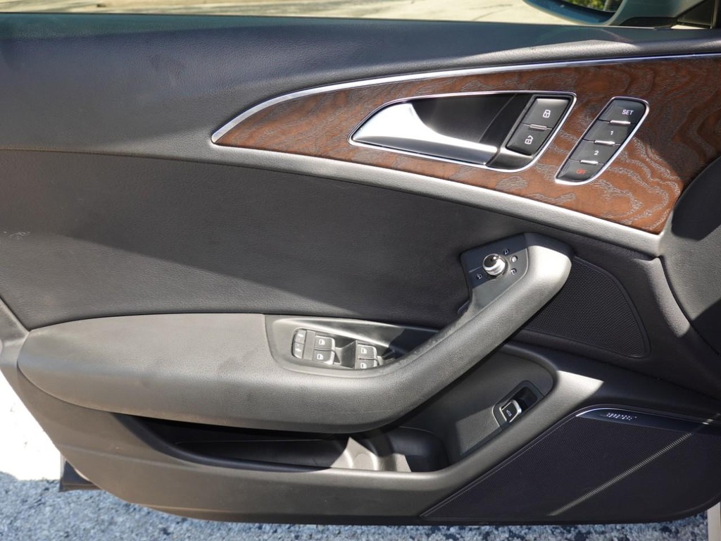 Audi A6 Vehicle Full-screen Gallery Image 19