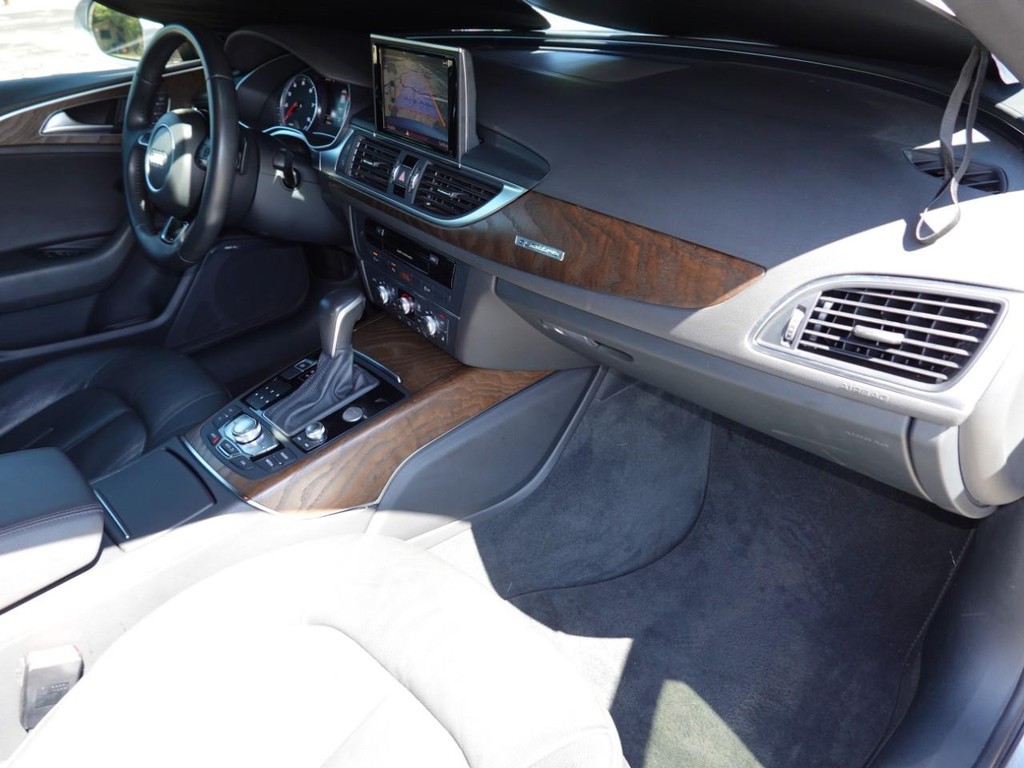 Audi A6 Vehicle Full-screen Gallery Image 22