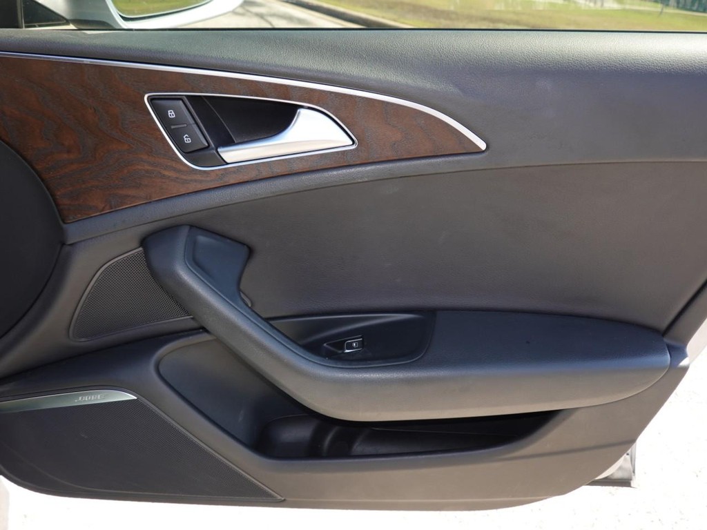 Audi A6 Vehicle Full-screen Gallery Image 24
