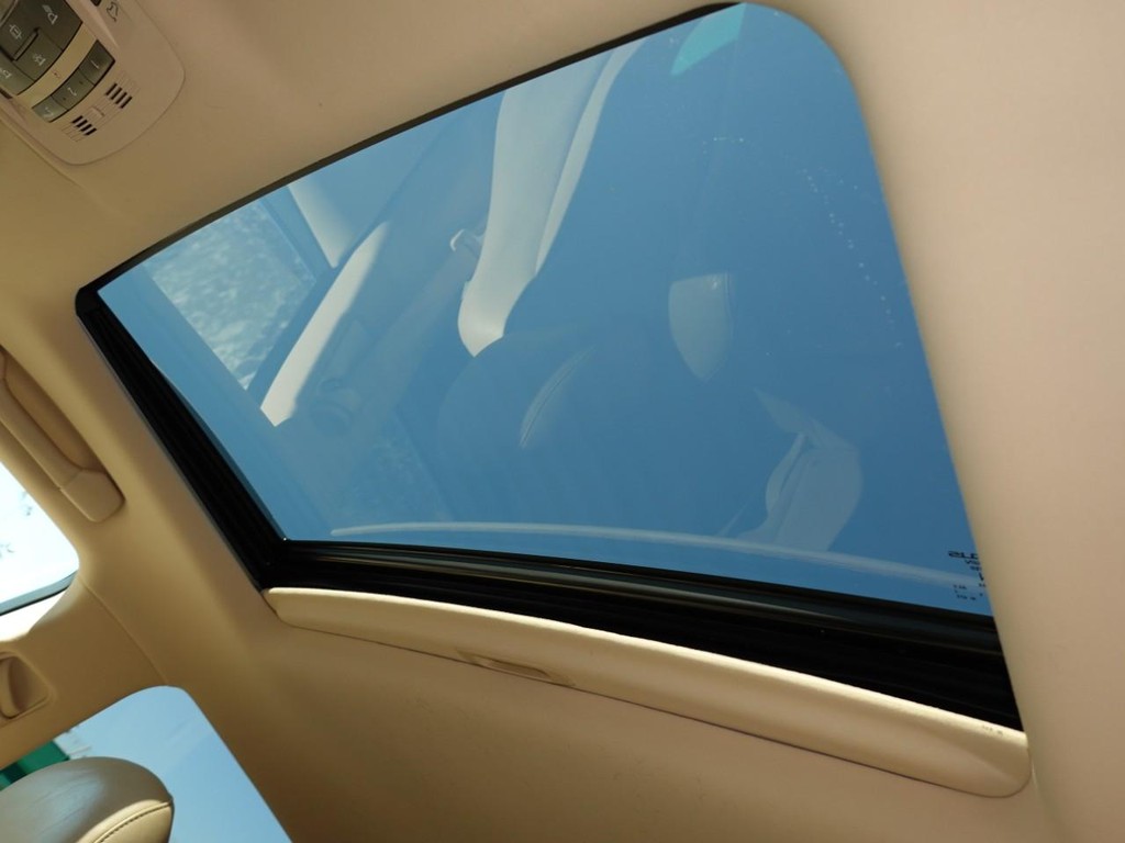 Lexus RX 350 Vehicle Full-screen Gallery Image 16