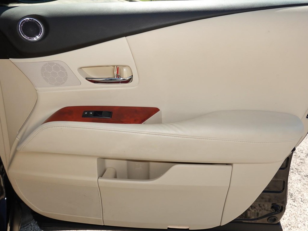 Lexus RX 350 Vehicle Full-screen Gallery Image 23