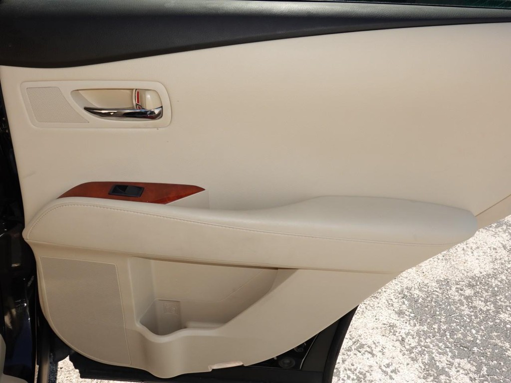 Lexus RX 350 Vehicle Full-screen Gallery Image 25