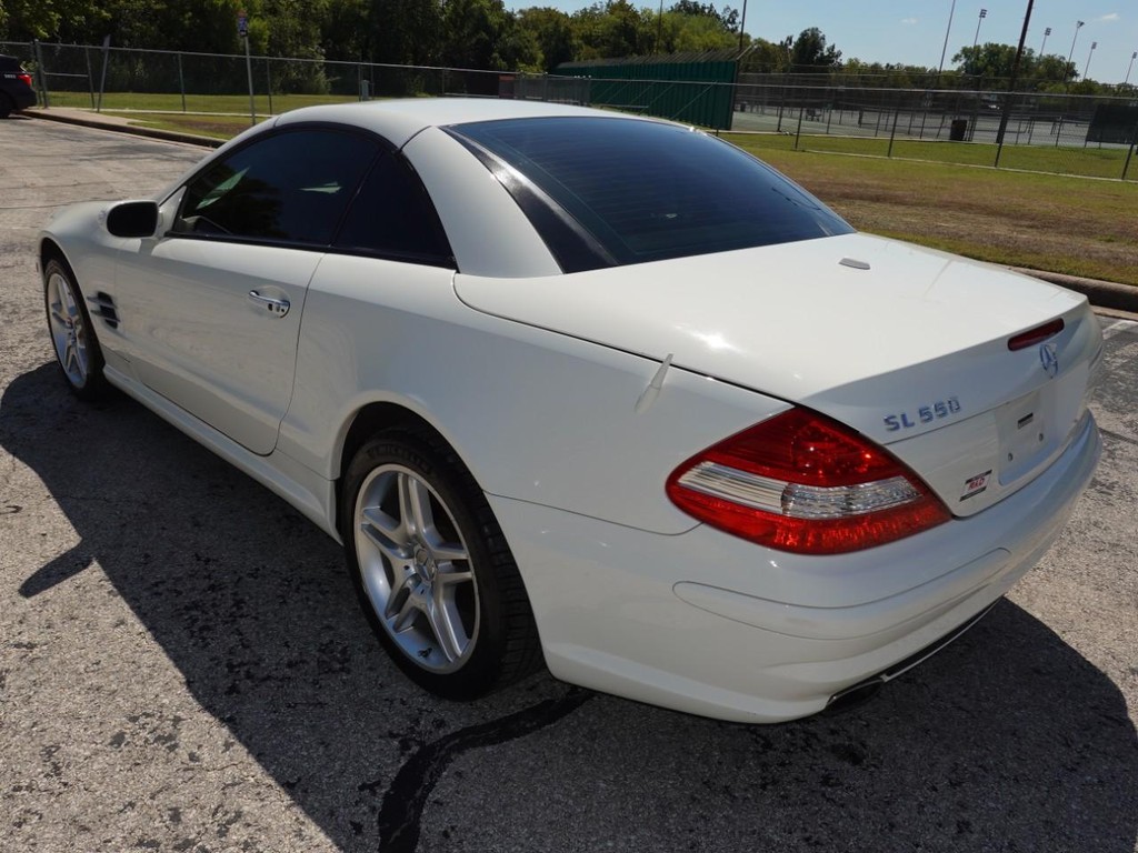 Mercedes-Benz SL-Class Vehicle Full-screen Gallery Image 05