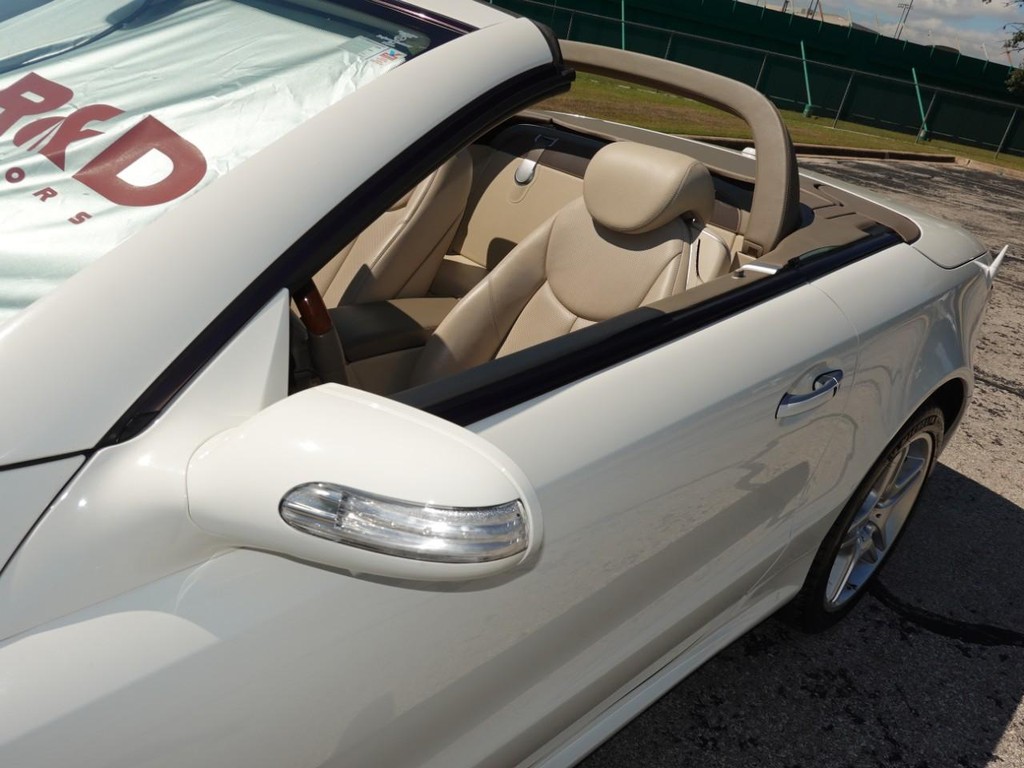 Mercedes-Benz SL-Class Vehicle Full-screen Gallery Image 11