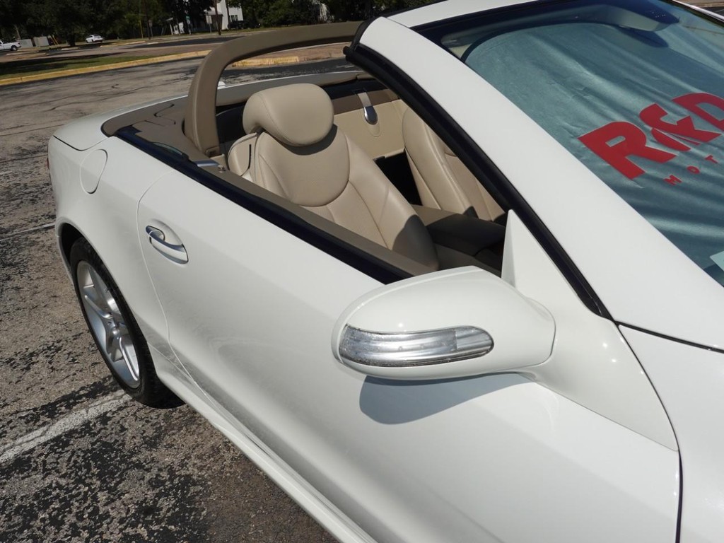 Mercedes-Benz SL-Class Vehicle Full-screen Gallery Image 12