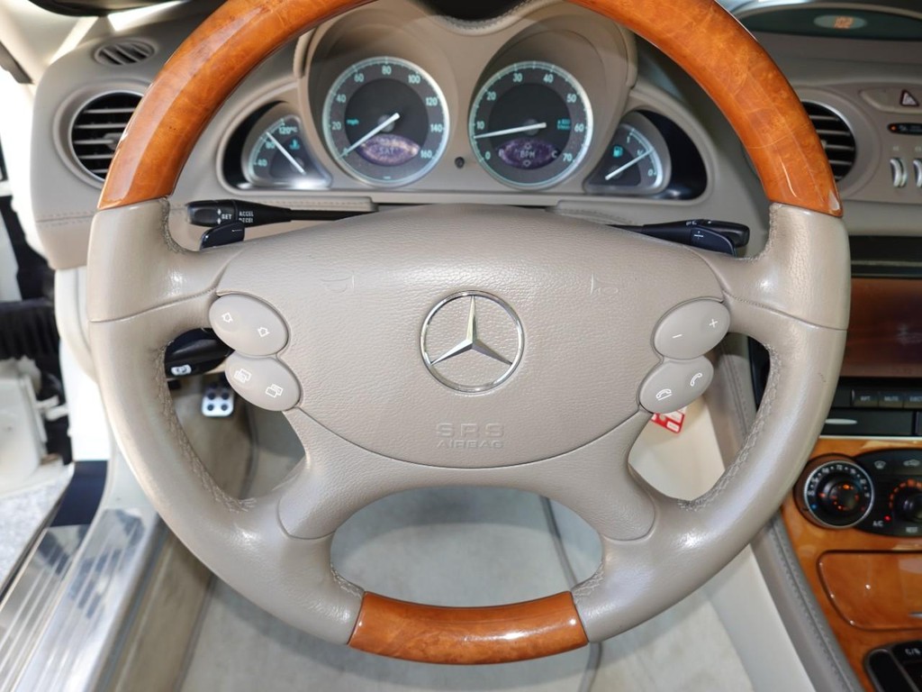 Mercedes-Benz SL-Class Vehicle Full-screen Gallery Image 14