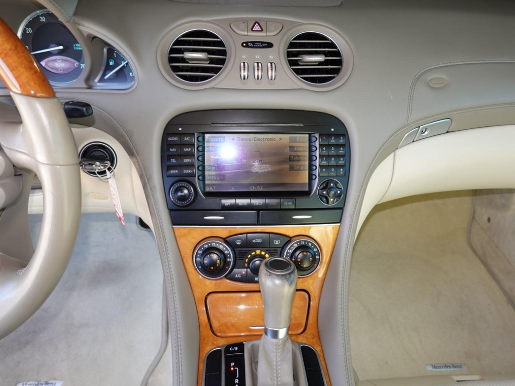 Mercedes-Benz SL-Class Vehicle Full-screen Gallery Image 15