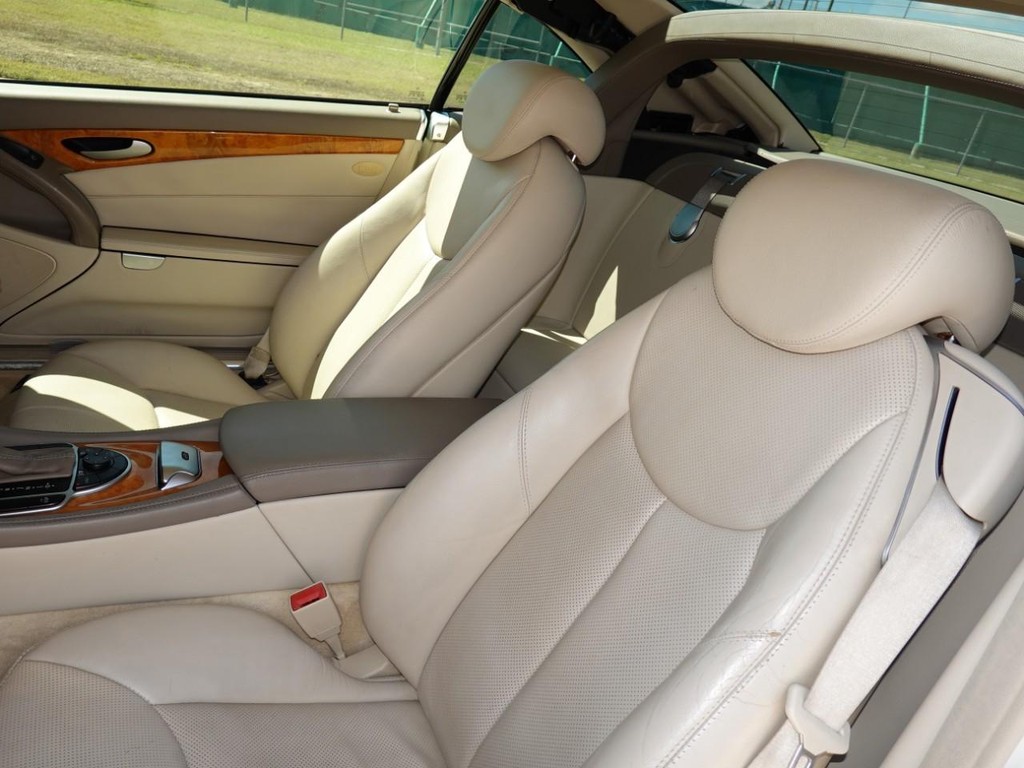 Mercedes-Benz SL-Class Vehicle Full-screen Gallery Image 16