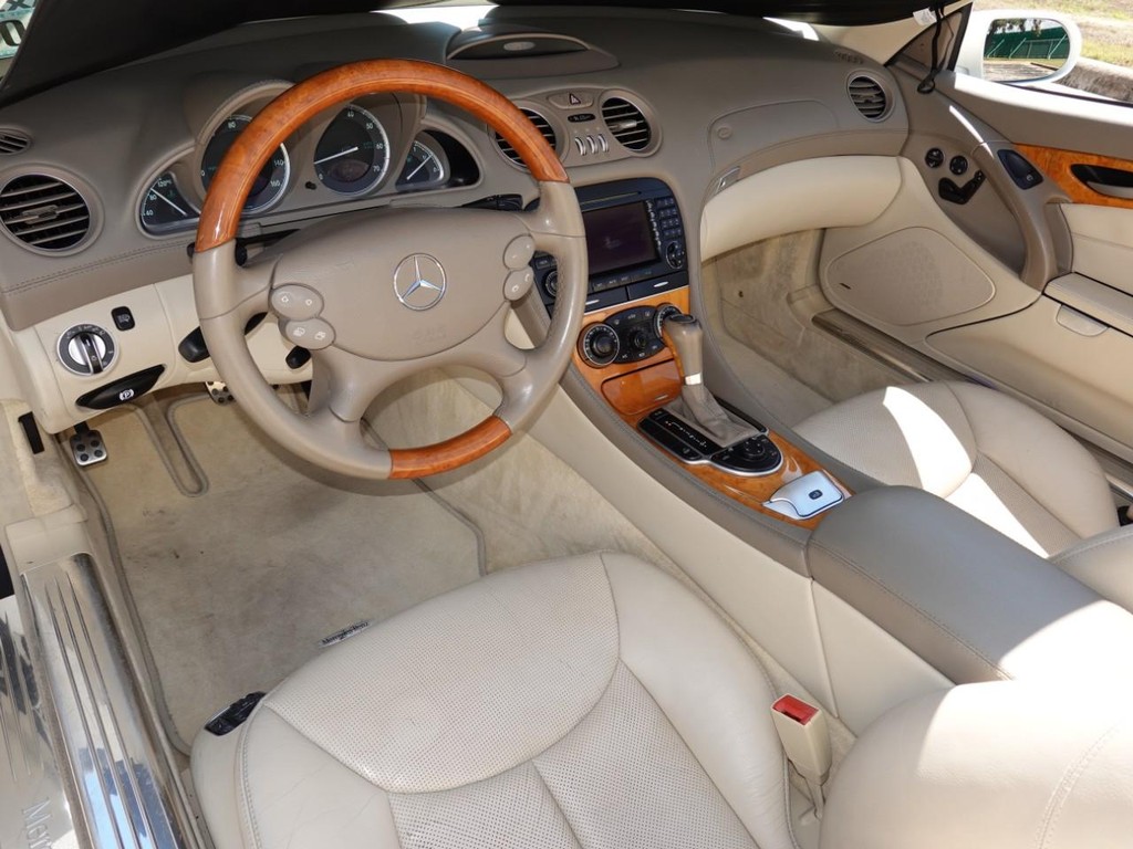 Mercedes-Benz SL-Class Vehicle Full-screen Gallery Image 17