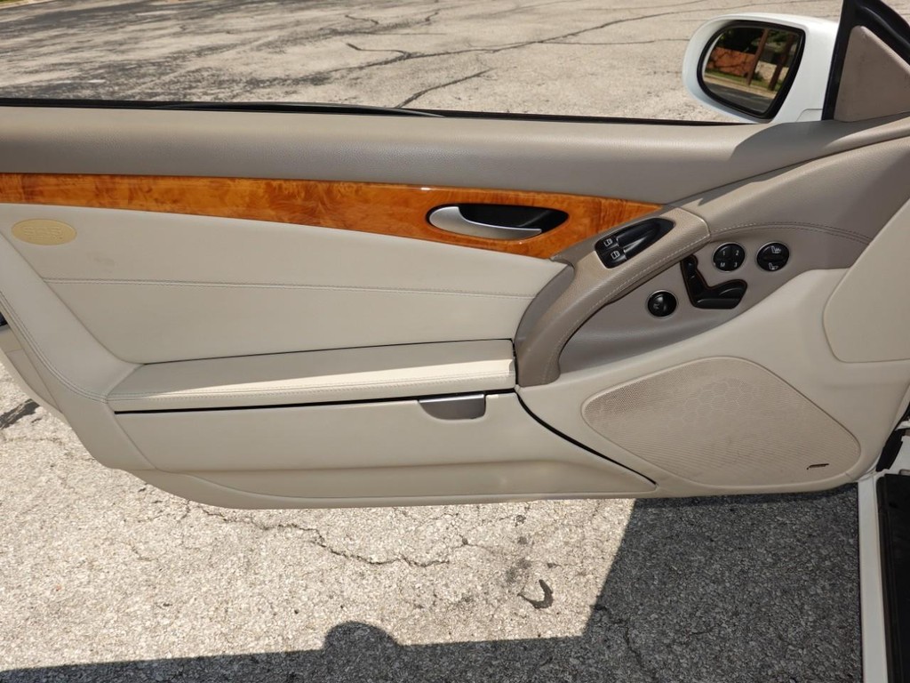Mercedes-Benz SL-Class Vehicle Full-screen Gallery Image 18