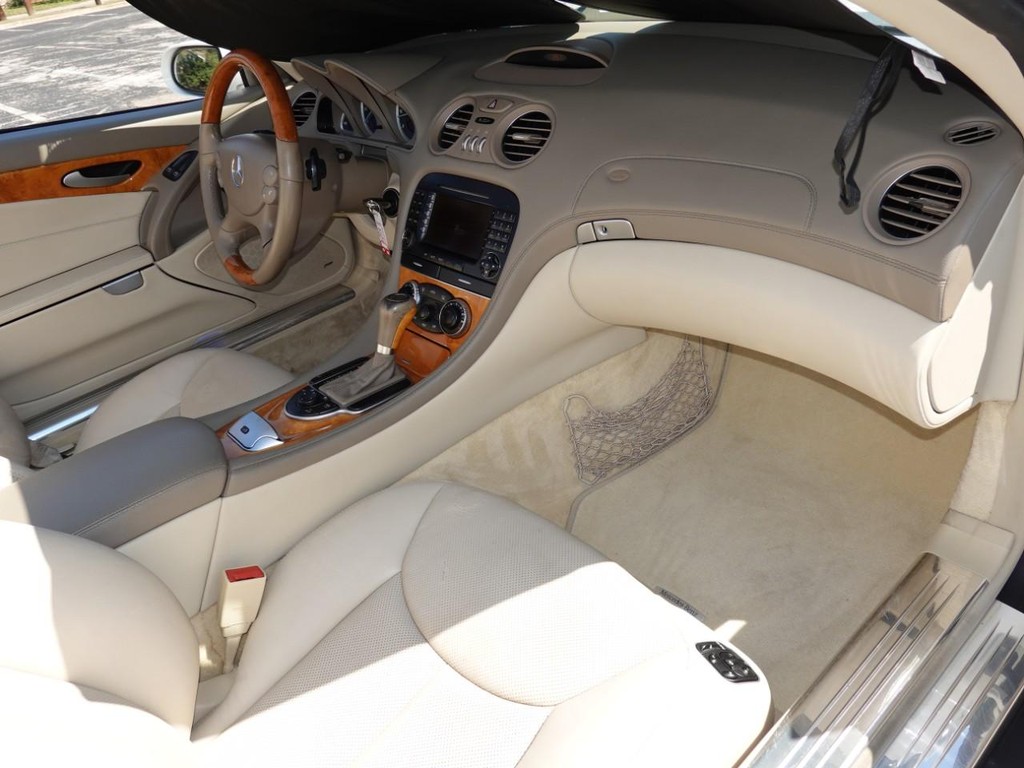 Mercedes-Benz SL-Class Vehicle Full-screen Gallery Image 19
