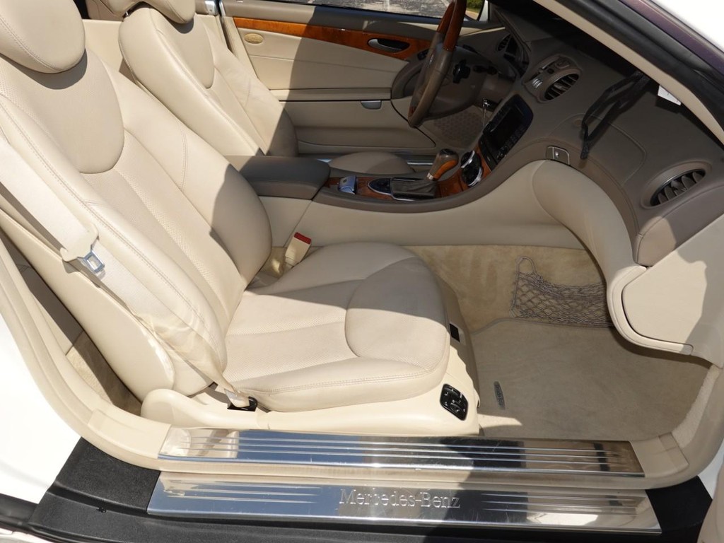 Mercedes-Benz SL-Class Vehicle Full-screen Gallery Image 20