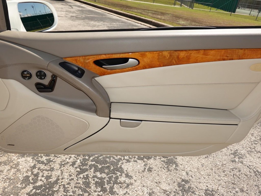Mercedes-Benz SL-Class Vehicle Full-screen Gallery Image 21