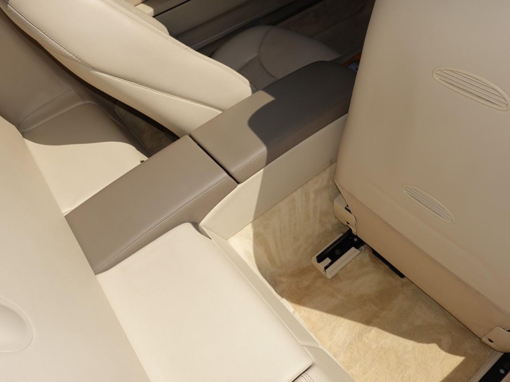Mercedes-Benz SL-Class Vehicle Full-screen Gallery Image 22