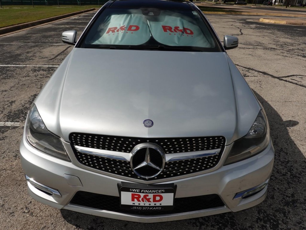 Mercedes-Benz C-Class Vehicle Full-screen Gallery Image 02