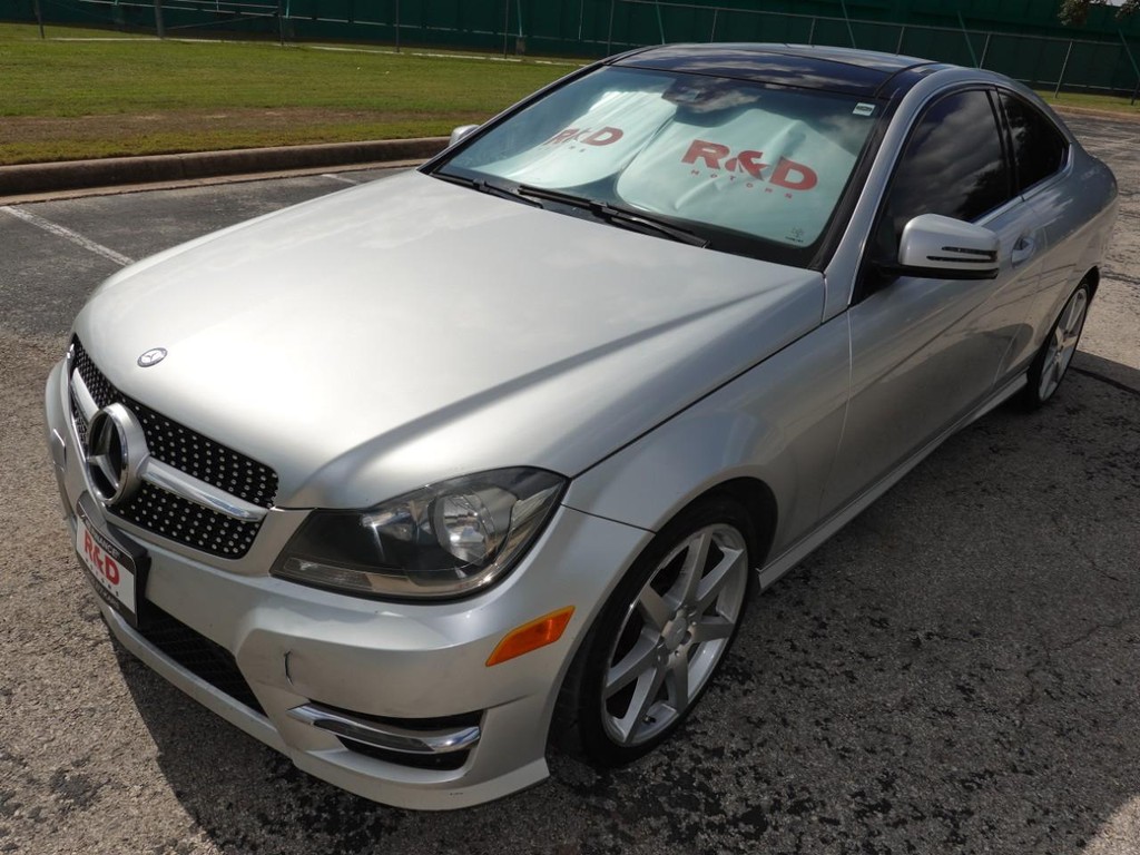 Mercedes-Benz C-Class Vehicle Full-screen Gallery Image 03