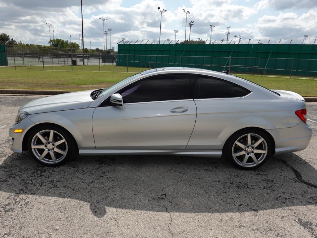 Mercedes-Benz C-Class Vehicle Full-screen Gallery Image 04