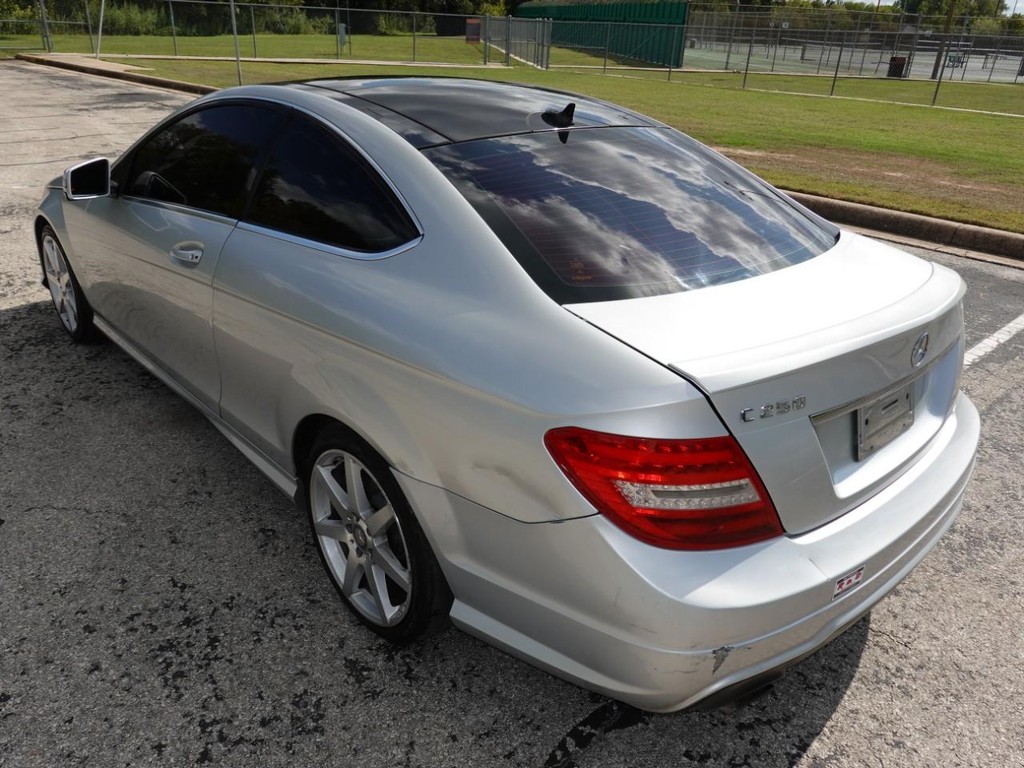 Mercedes-Benz C-Class Vehicle Full-screen Gallery Image 05