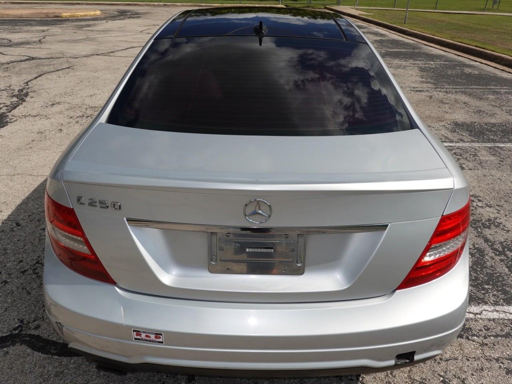 Mercedes-Benz C-Class Vehicle Full-screen Gallery Image 06