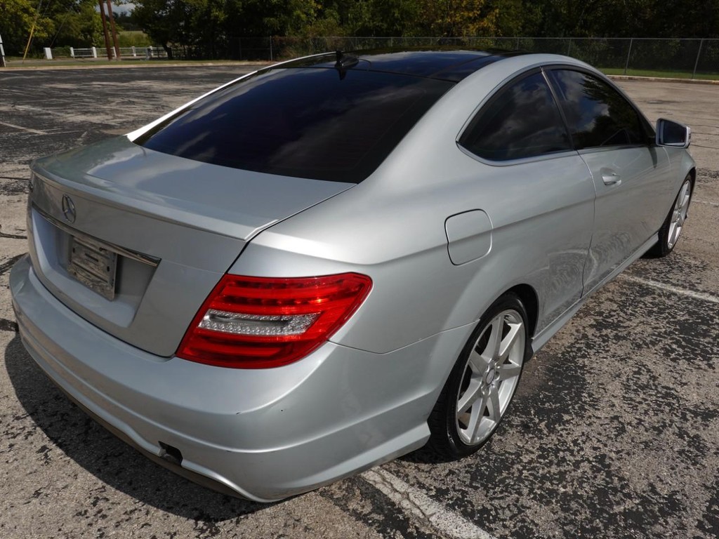 Mercedes-Benz C-Class Vehicle Full-screen Gallery Image 07