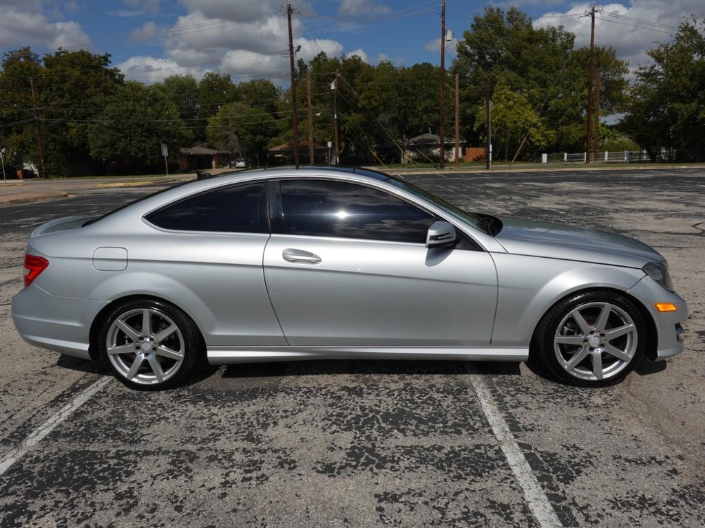 Mercedes-Benz C-Class Vehicle Full-screen Gallery Image 08