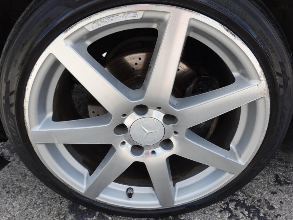 Mercedes-Benz C-Class Vehicle Full-screen Gallery Image 09