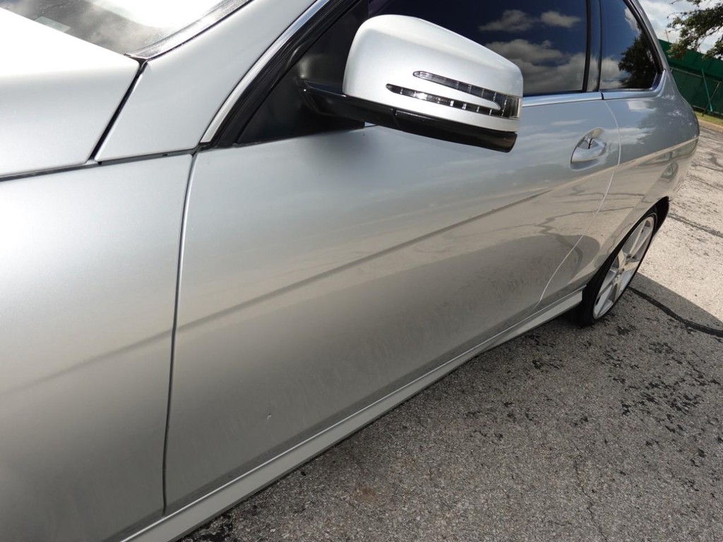 Mercedes-Benz C-Class Vehicle Full-screen Gallery Image 10