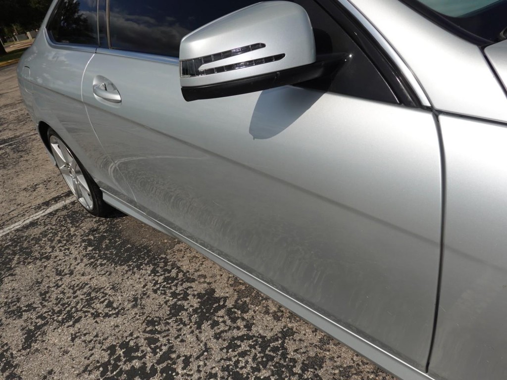 Mercedes-Benz C-Class Vehicle Full-screen Gallery Image 11