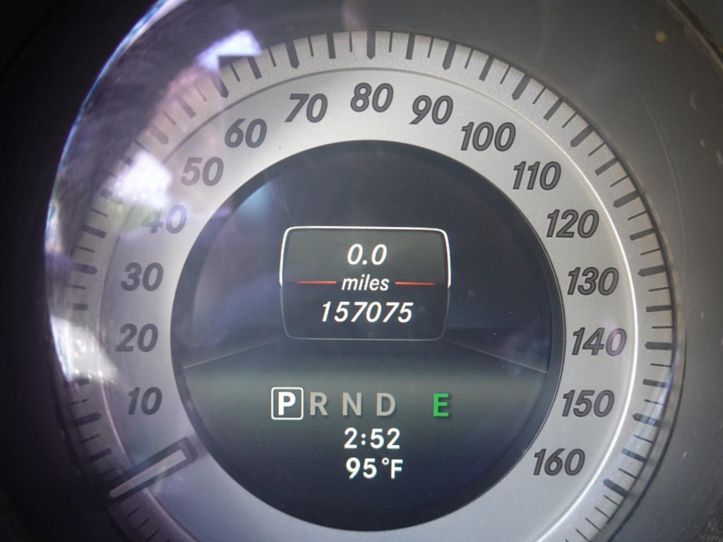 Mercedes-Benz C-Class Vehicle Full-screen Gallery Image 12