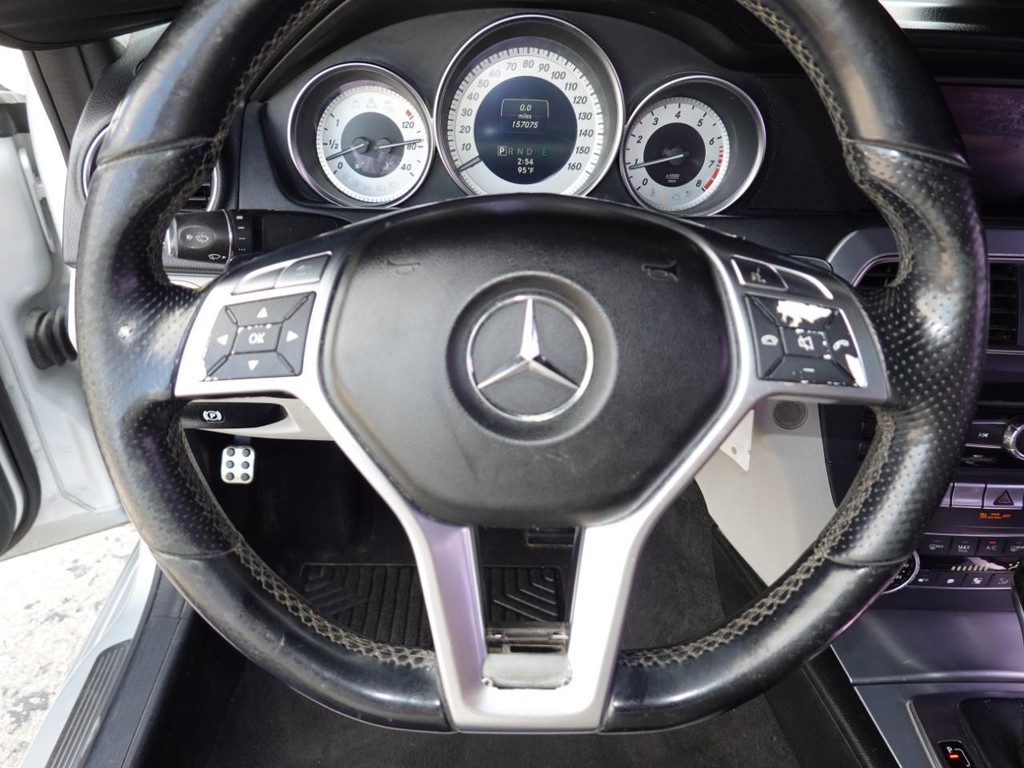 Mercedes-Benz C-Class Vehicle Full-screen Gallery Image 13