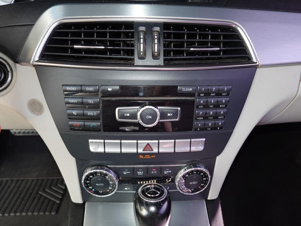 Mercedes-Benz C-Class Vehicle Full-screen Gallery Image 14