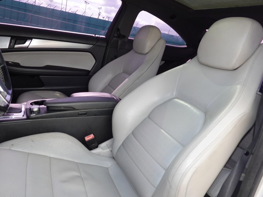 Mercedes-Benz C-Class Vehicle Full-screen Gallery Image 15