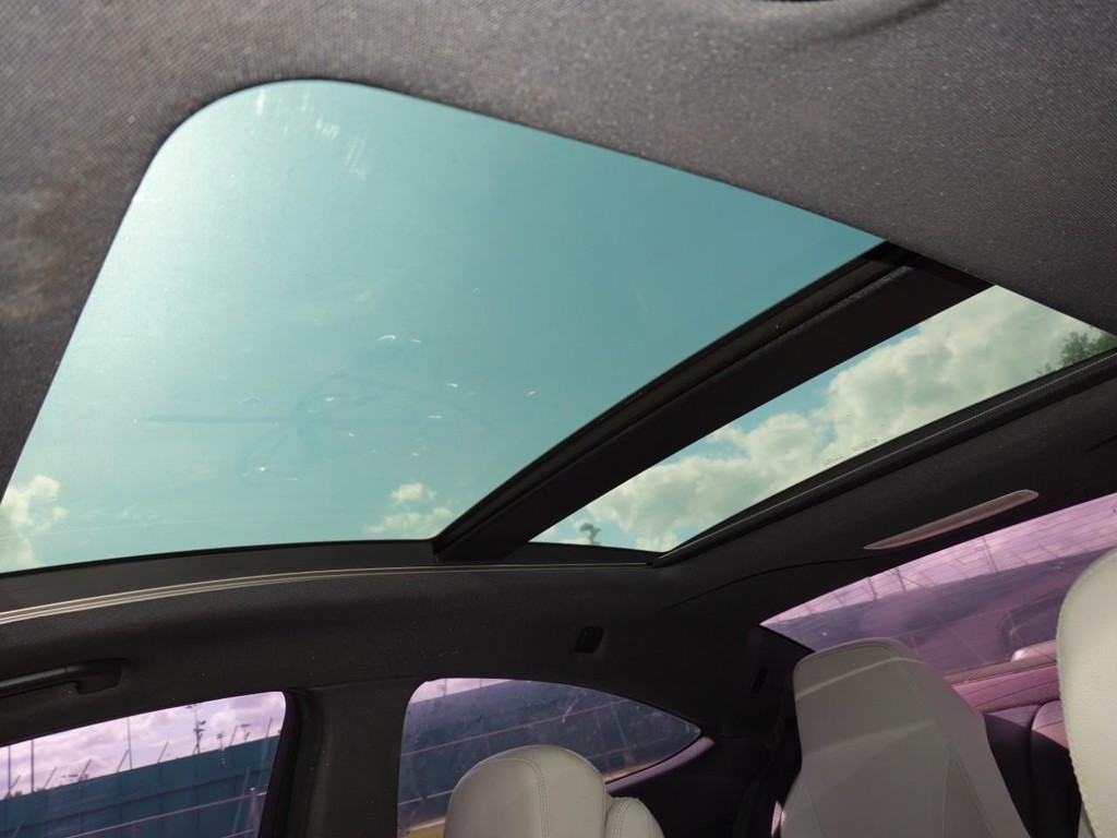Mercedes-Benz C-Class Vehicle Full-screen Gallery Image 16
