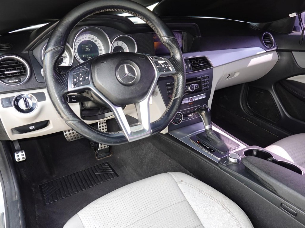 Mercedes-Benz C-Class Vehicle Full-screen Gallery Image 17