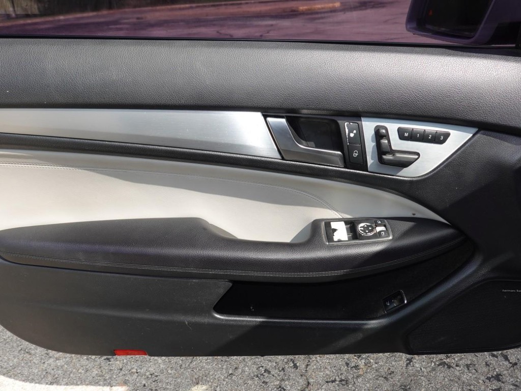 Mercedes-Benz C-Class Vehicle Full-screen Gallery Image 18