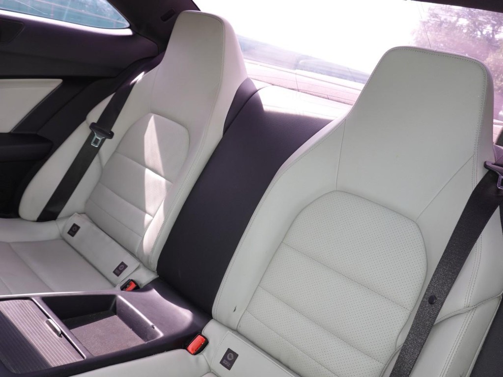 Mercedes-Benz C-Class Vehicle Full-screen Gallery Image 19