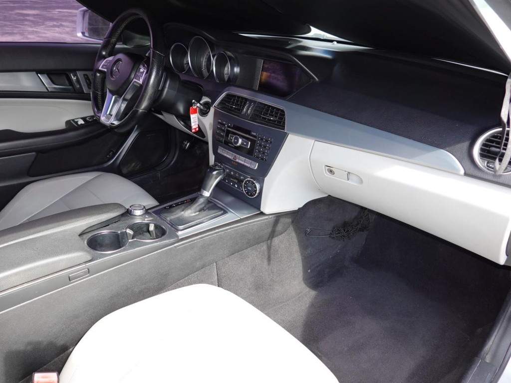 Mercedes-Benz C-Class Vehicle Full-screen Gallery Image 20