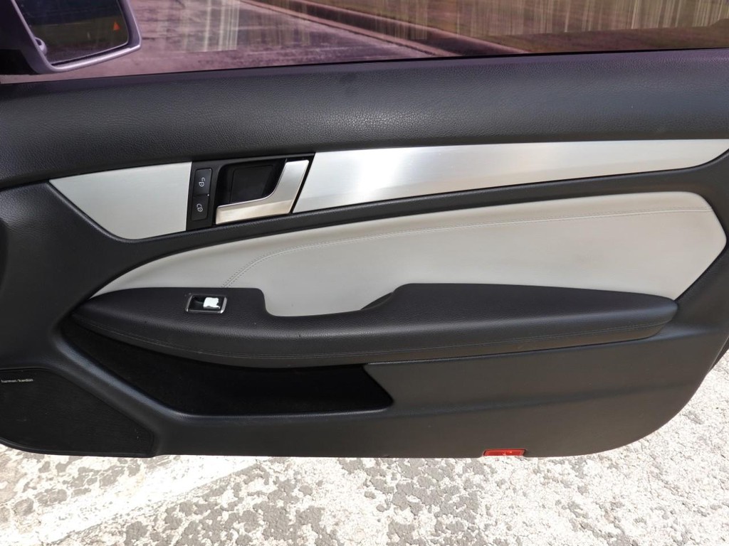 Mercedes-Benz C-Class Vehicle Full-screen Gallery Image 21