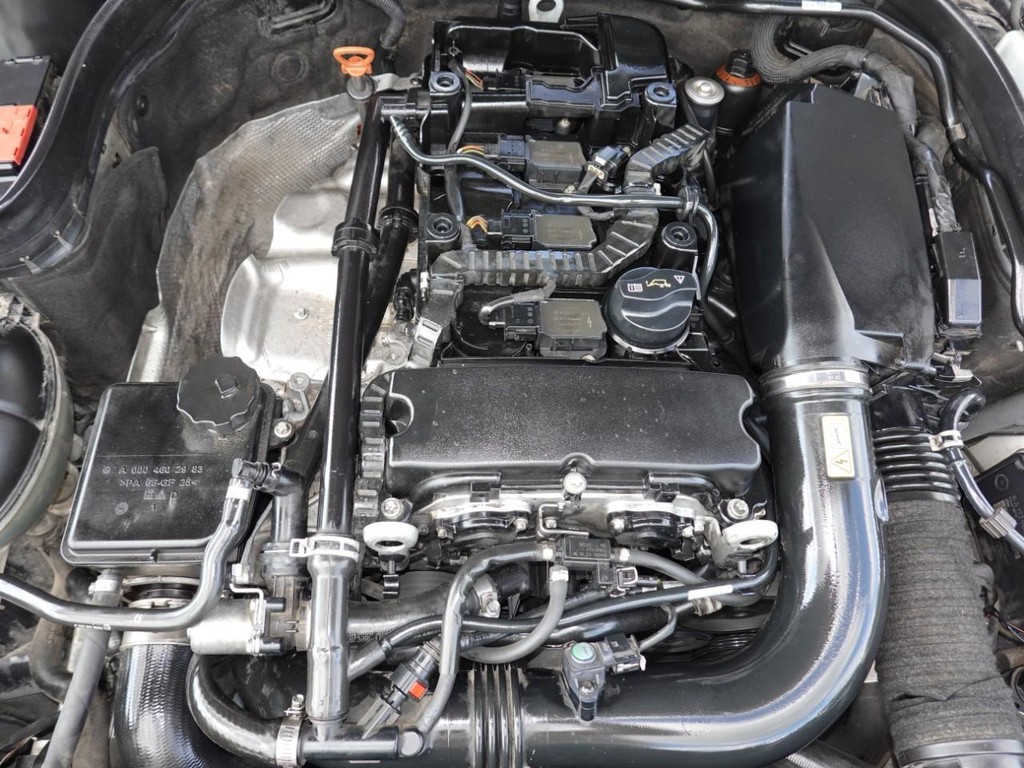 Mercedes-Benz C-Class Vehicle Full-screen Gallery Image 23