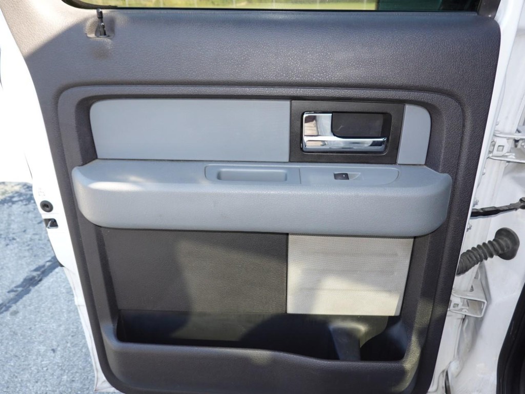 Ford F-150 Vehicle Full-screen Gallery Image 21