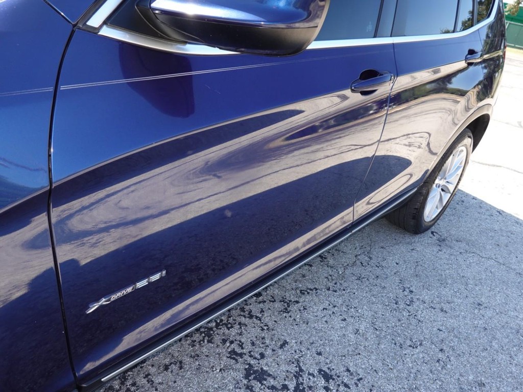 BMW X3 Vehicle Full-screen Gallery Image 10
