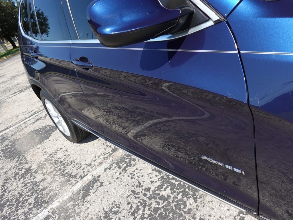 BMW X3 Vehicle Full-screen Gallery Image 11