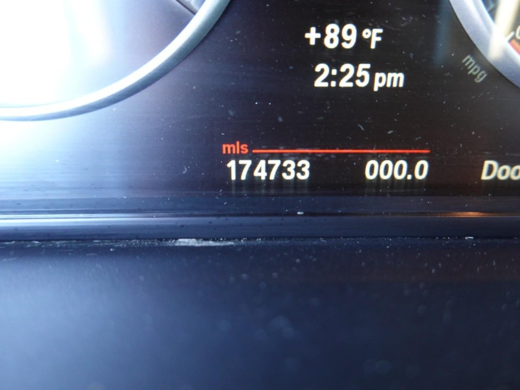 BMW X3 Vehicle Full-screen Gallery Image 12