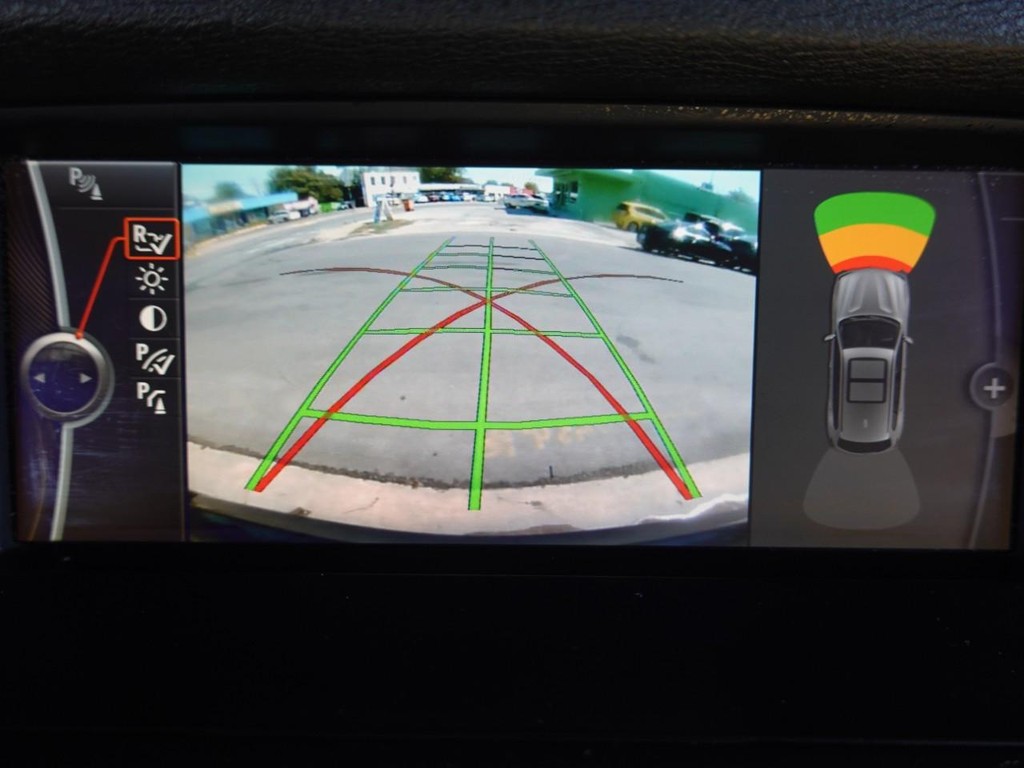 BMW X3 Vehicle Full-screen Gallery Image 15