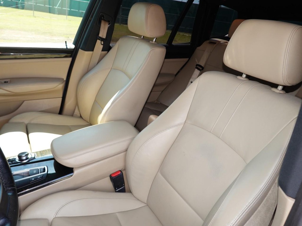 BMW X3 Vehicle Full-screen Gallery Image 16