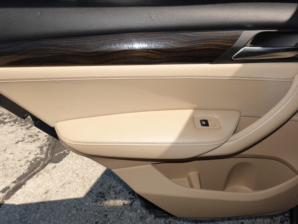 BMW X3 Vehicle Full-screen Gallery Image 21
