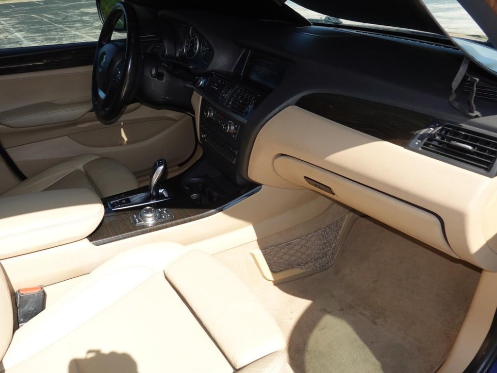 BMW X3 Vehicle Full-screen Gallery Image 22